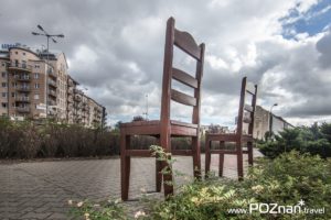 Dwa krzesła, skrzyżowanie ul. Granicznej z ul. Geremka (Rondo Tysiąclecia) 